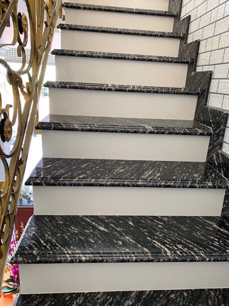 Markino black granite steps